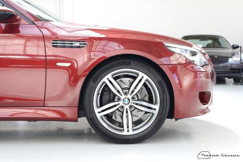 BMW M5 E61 V10 Touring Individual | 60.000KM!! | 1 van 1025 | Indianapolis rood
