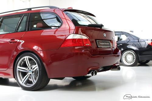 BMW M5 E61 V10 Touring Individual | 60.000KM!! | 1 van 1025 | Indianapolis rood