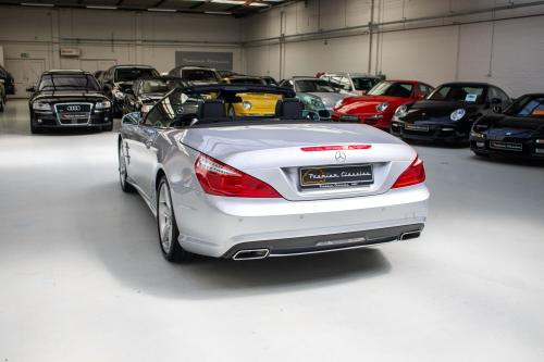 Mercedes-Benz SL350 Roadster | 15.000KM | Full Option | Perfect Condition
