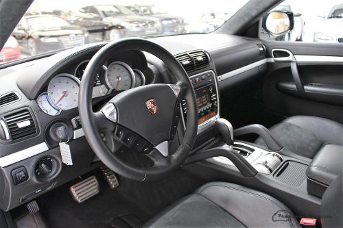 Porsche Cayenne Turbo S | 56.000KM!! | Luchtvering | BOSE | GTS-stoelen | Parkeerhulp
